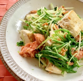 水菜と茹で鮭と豆腐の炒め物